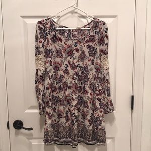 Long sleeve dress with lace detail on sleeve